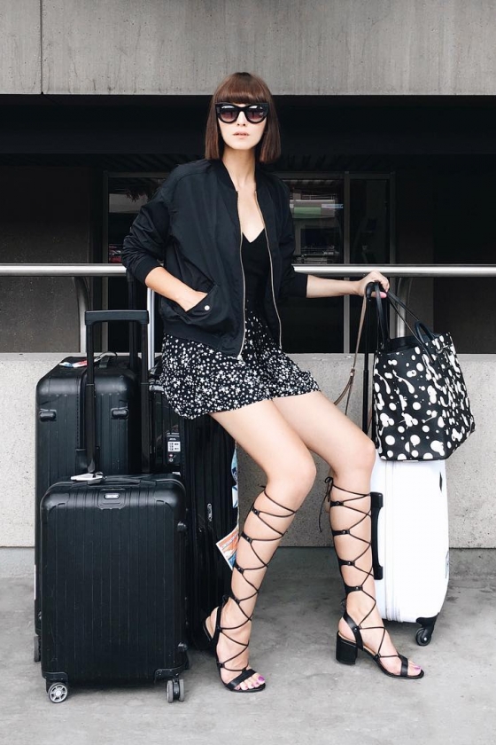 飛行機に乗る日、何を着る？ おしゃれな彼女のジェットセッター・スタイル