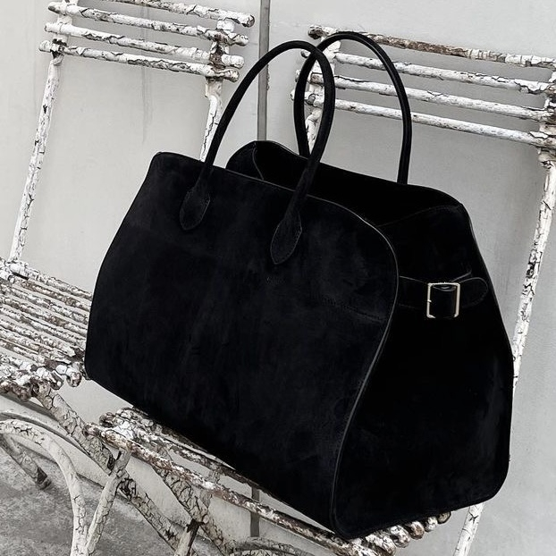 「MARGAUX 17」はシリーズ最も大きなボストンサイズ。サイドにベルト付きガセットパネルが着いているので、荷物がかさばる日はマチを広げて使うことも◎