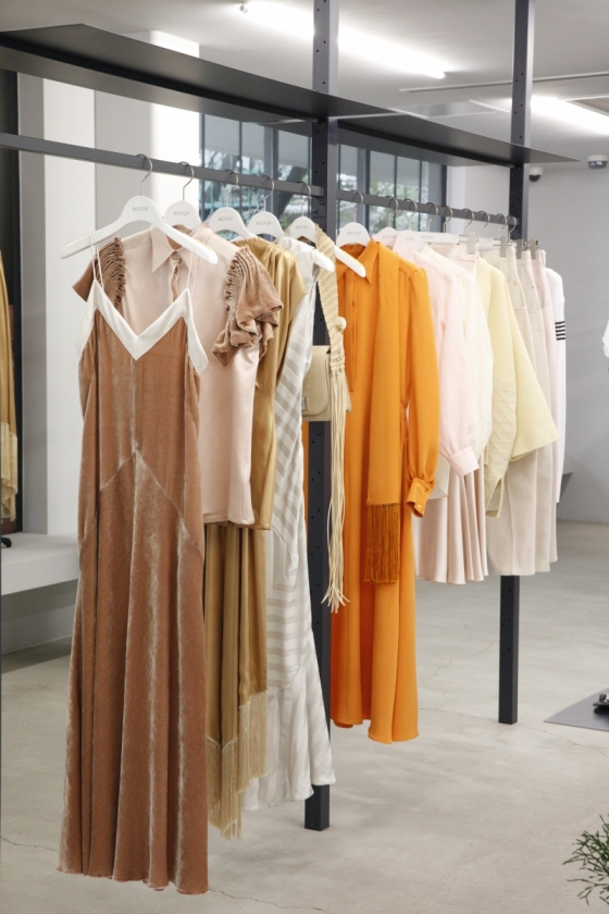 クリーンな店内に並ぶハイセンスな品々