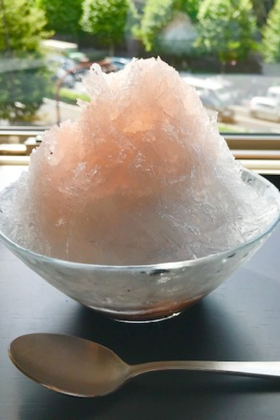 薄茜に染まるかき氷