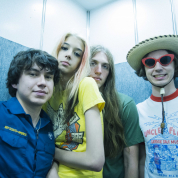 「絶滅しかけのロックを救うのさ」　STARCRAWLER(スタークローラー)