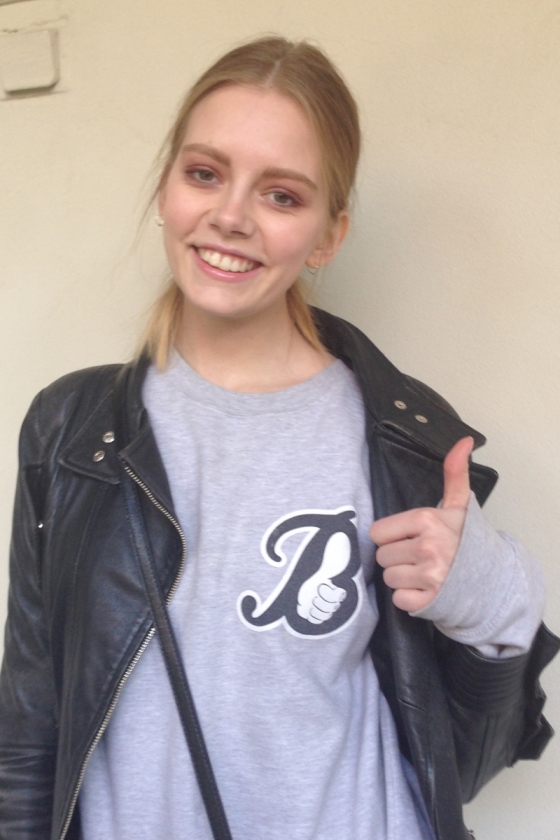 スウェットのロゴと同じハンドサインをとってくれたリサ@Blugirl