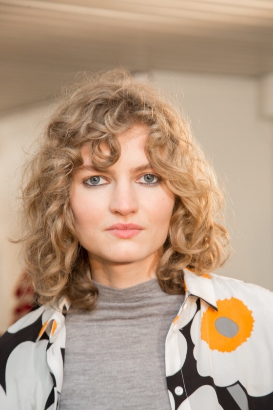 アンダーラインを利かせたメイクアップ@Chloé