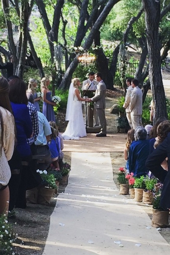 『glee』キャストに囲まれ、芝生の上で踊るアウトドア婚