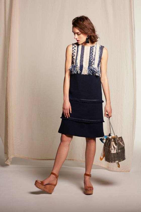 クラフト要素のあるツイードドレスで春のトレンドを先取りして